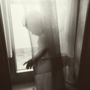 bimba alla finestra